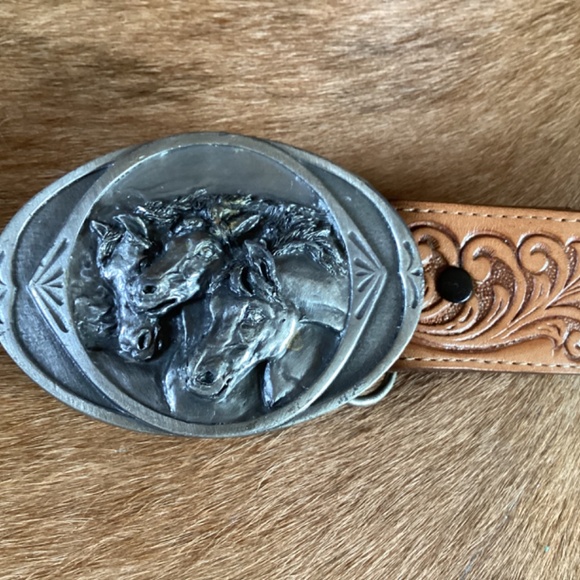 Bergamot Brass Works Inc Etched Three Horse Head Buckle Leather Tooled Belt main image 4